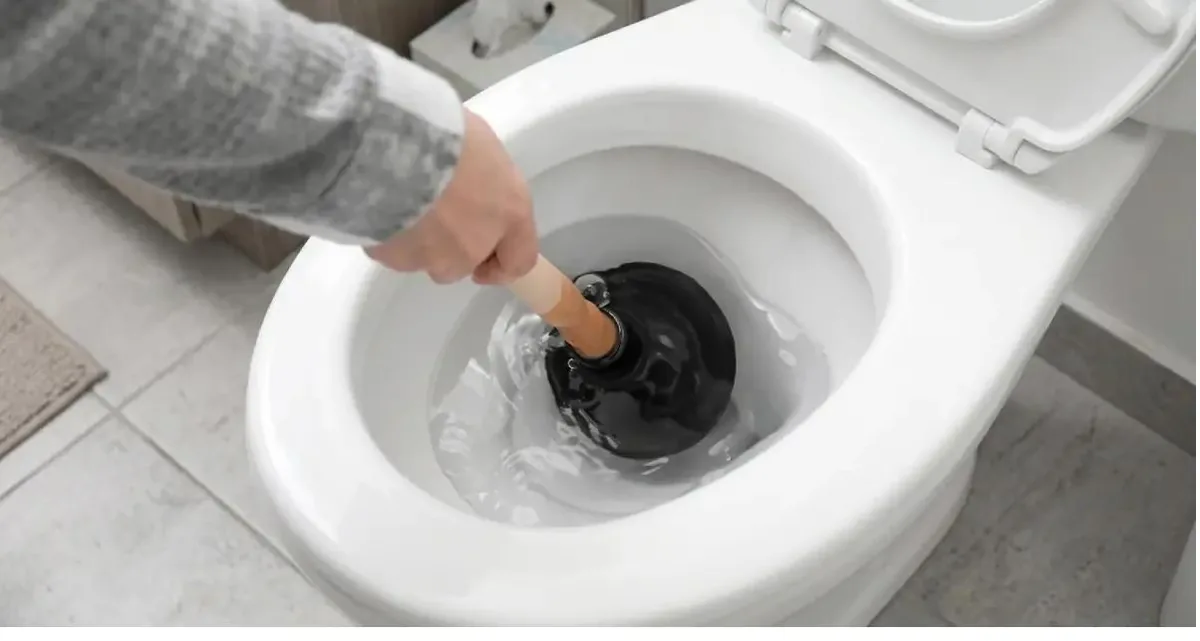 Desatascador de goma usado en lavabo o fregadero