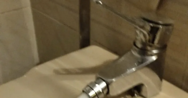 Grifo de lavabo cromado con agua corriente