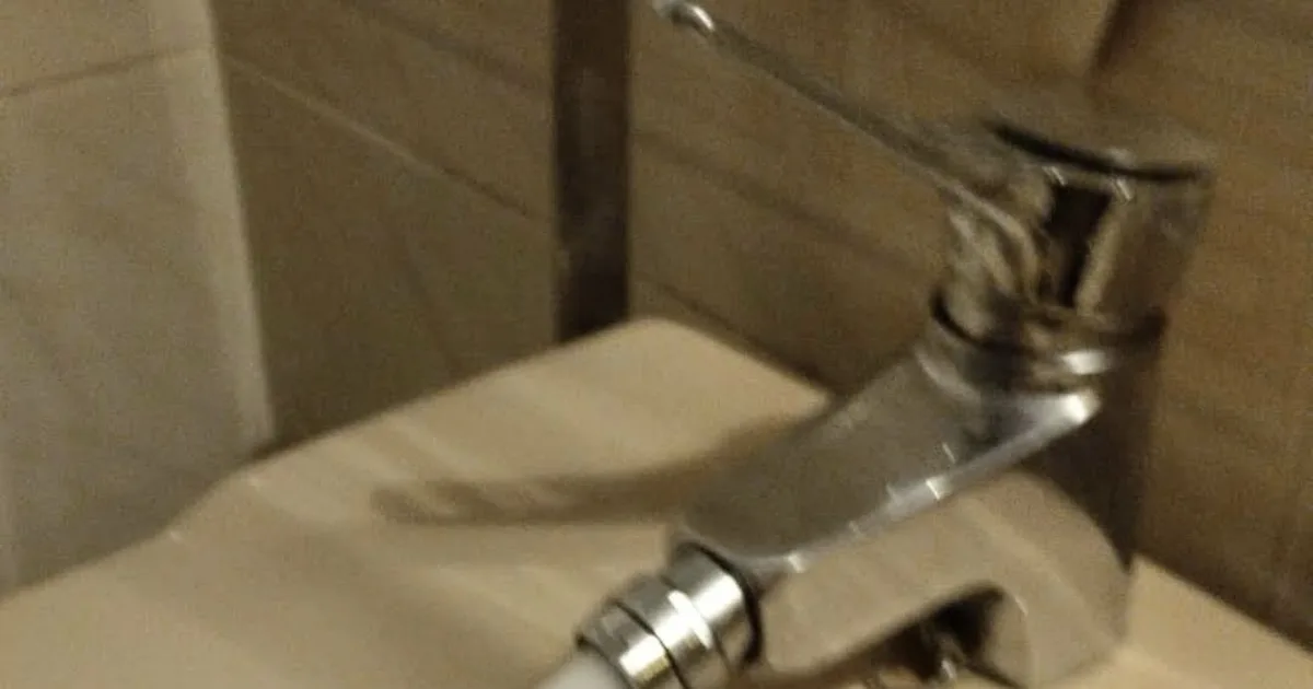 Lavabo del baño con grifo y desagüe sifónico