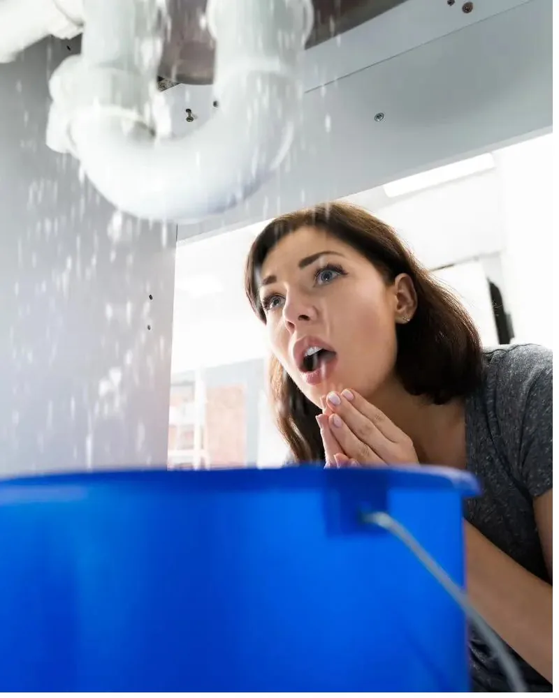 Reparación de fuga de agua con tubería abierta en pared