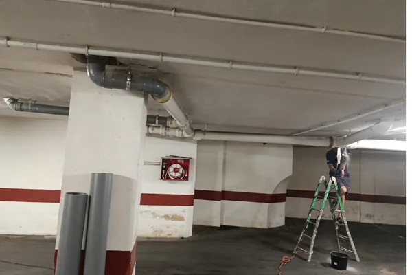Instalación de fontanería en zona común de comunidad de propietarios