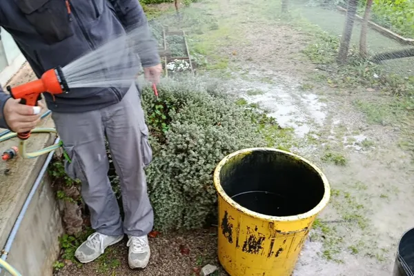 Fontanero realizando prueba de presión en instalación exterior