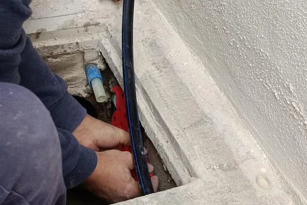 Fontanero de HRVS reparando rotura de tubería en suelo de vivienda en Palma